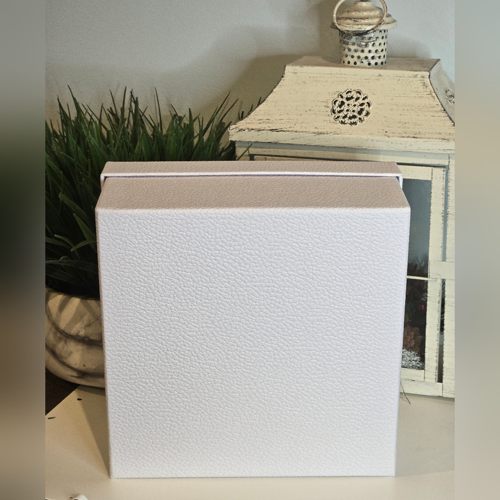 Dior White Textured Box with Gold Lettering - Picture 4 of 4